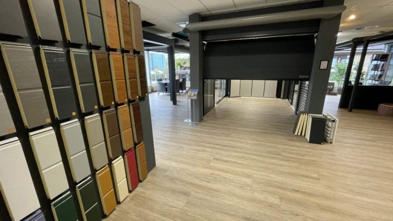 ZonEx-Enschede-showroom-garagedeuren-openslaand-en-elektrisch-1-1024x576